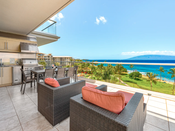 Gorgeous 6-Bedroom Retreat in Maui with Amazing Views